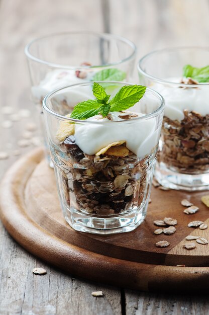 Gesundes Frühstück mit Müsli und Joghurt