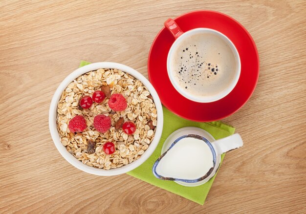 gesundes Frühstück mit Müsli