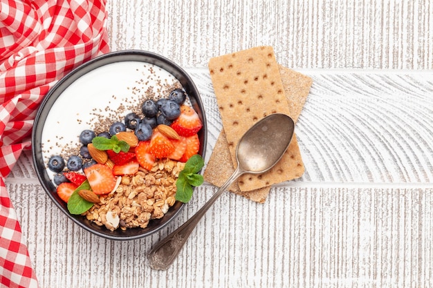 Gesundes Frühstück mit Müslijoghurt und frischen Beeren