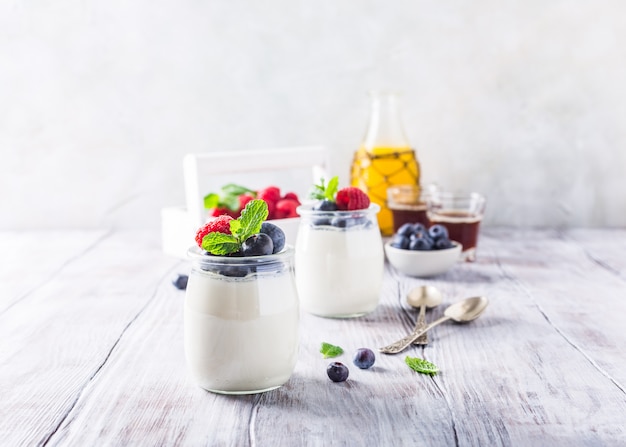 Foto gesundes frühstück mit naturjoghurt und beeren