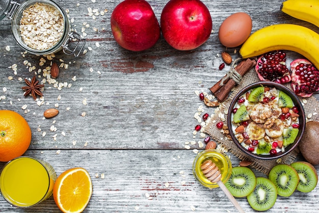 Gesundes Frühstück mit Obst, Haferflocken, frischem Obst und Saft