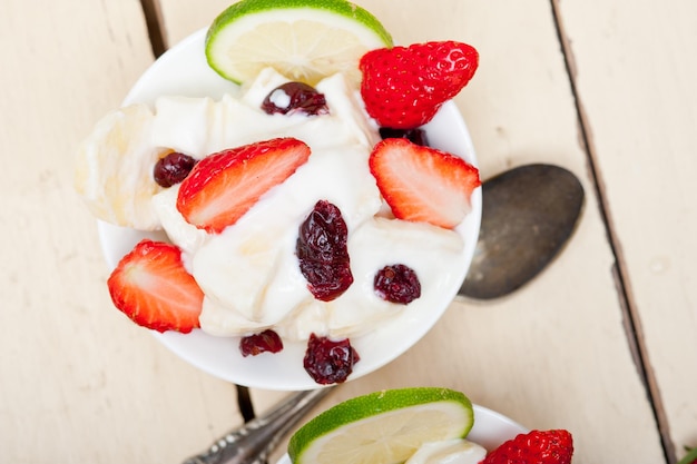 Gesundes Frühstück mit Obst und Joghurtsalat