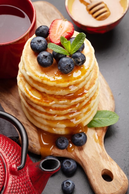 Gesundes Frühstück mit Pfannkuchen und Kräutertee