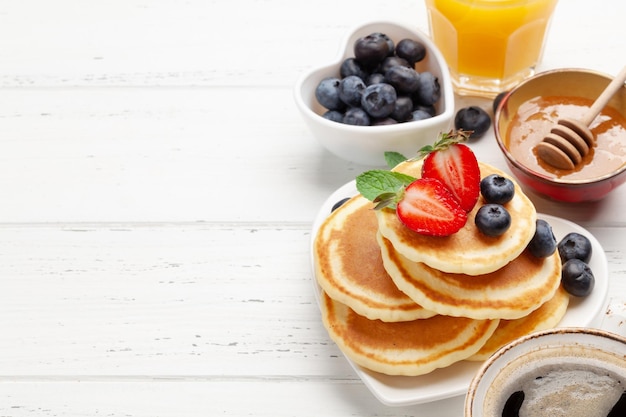 Gesundes Frühstück mit Pfannkuchen