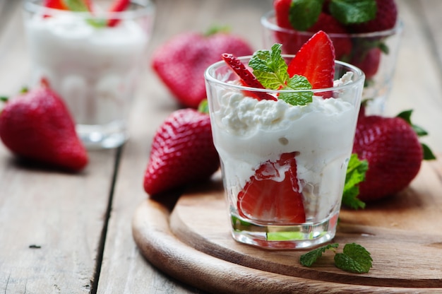 Gesundes Frühstück mit Quark und Erdbeere