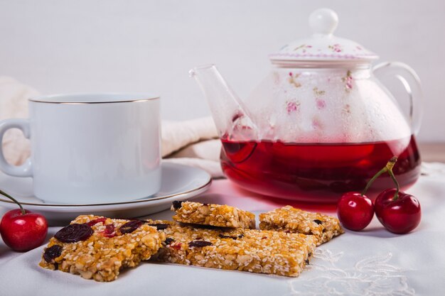 Gesundes Frühstück mit Samen- und Obst-Müsliriegel.