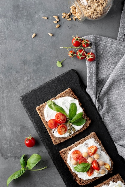 Gesundes Frühstück mit Toast und Tomaten Draufsicht