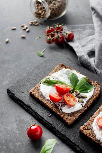 Foto gesundes frühstück mit toast und tomaten