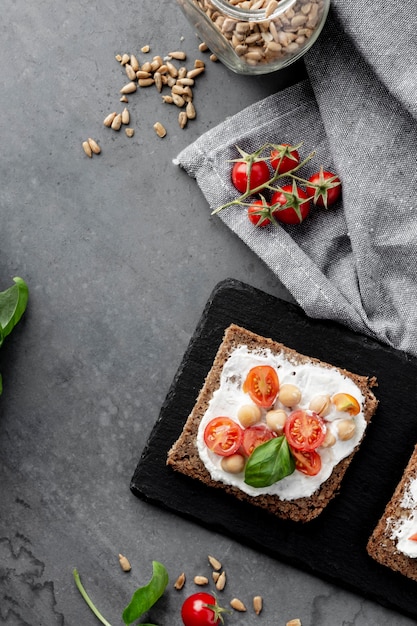 Gesundes Frühstück mit Toast und Tomaten