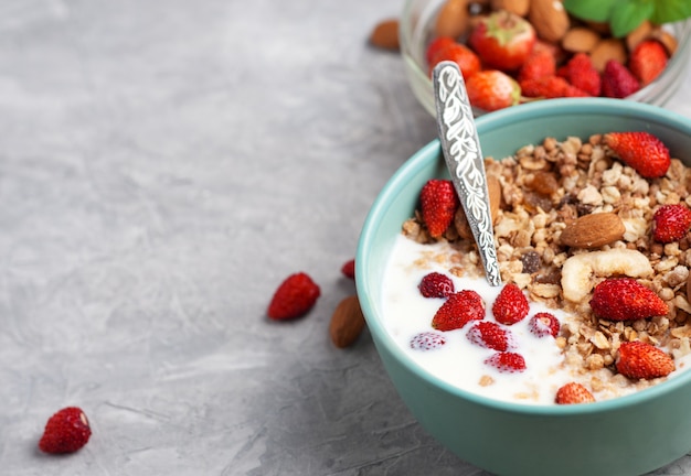 Gesundes Frühstück muesli mit Erdbeeren und Mandeln und Exemplarplatz