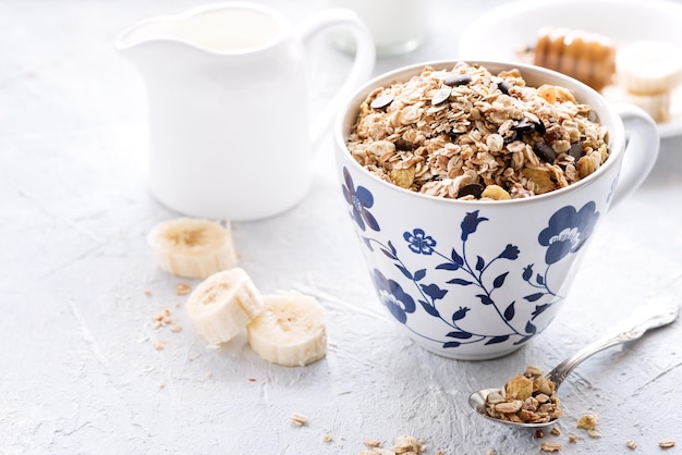 Gesundes Frühstück Müsli mit Milchhonig und Banane