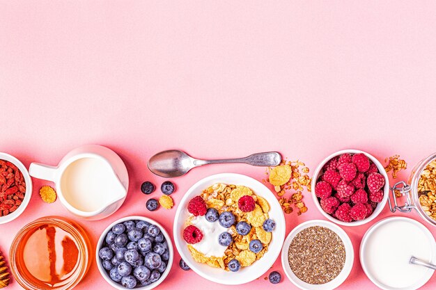 Gesundes Frühstück, Müsli, Müsli mit Obst, Draufsicht.