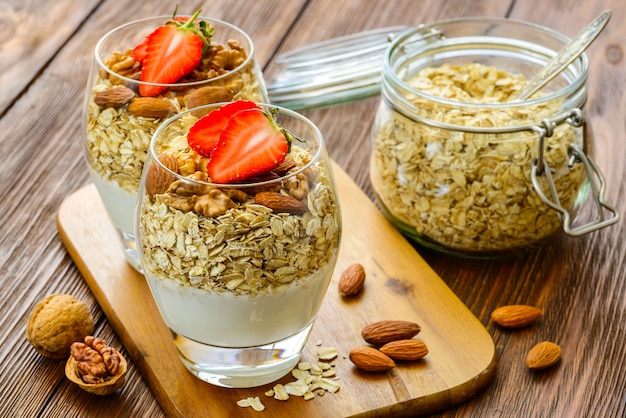 Gesundes Frühstück. Naturjoghurt mit Müsli und Walnuss.