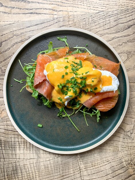 Gesundes Frühstück oder Brunch in einem Café Eier Benedikt Pocherte Eier mit geräuchertem Lachs Rakete auf Toast.