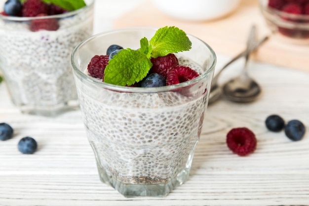 Gesundes Frühstück oder Morgen mit Chiasamen Vanillepudding Himbeere und Blaubeerbeeren auf Tischhintergrund Vegetarische Ernährung und Gesundheitskonzept Chiapudding mit Himbeere und Blaubeere