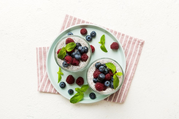 Gesundes Frühstück oder Morgen mit Chiasamen Vanillepudding Himbeere und Blaubeerbeeren auf Tischhintergrund Vegetarische Ernährung und Gesundheitskonzept Chiapudding mit Himbeere und Blaubeere