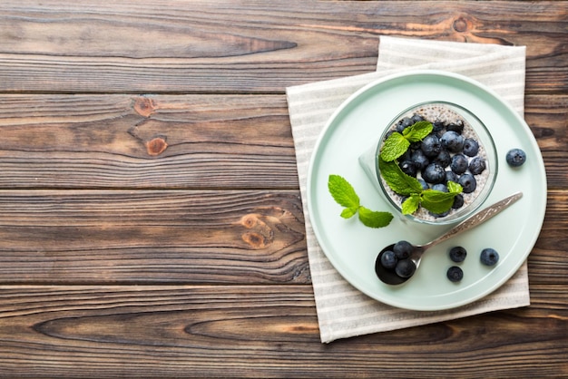 Gesundes Frühstück oder Morgen mit Chiasamen Vanillepudding und Blaubeerbeeren auf Tischhintergrund Vegetarische Ernährung und Gesundheitskonzept Chiapudding mit Kokosmilch und Blaubeere