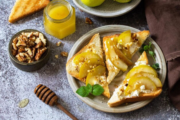Gesundes Frühstück oder Snack Antipasti Grilltoast mit karamellisierten Birnen und Ricotta
