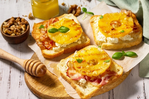 Gesundes Frühstück oder Snack Toast mit karamellisierten Ananas-Speck-Nüssen und Ricotta Textfreiraum