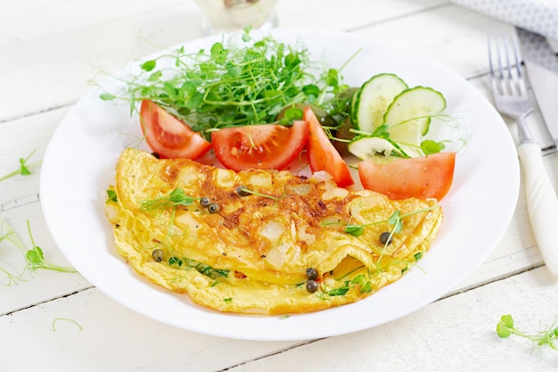 Gesundes Frühstück Quesadilla mit Omelette, Speck und Tomatensalat Keto-ketogenes Mittagessen