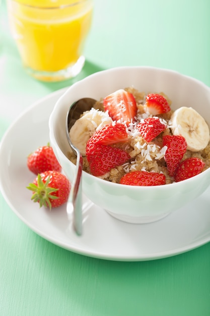 Gesundes Frühstück Quinoa mit Erdbeer-Bananen-Kokosflocken