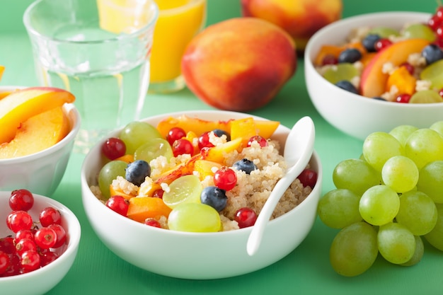 Gesundes Frühstück Quinoa mit Früchten Beeren Nektarine Blaubeertraube