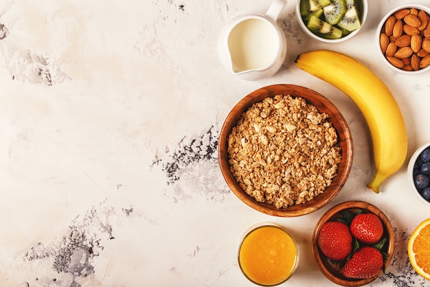 Gesundes Frühstück - Schüssel Müsli, Beeren und Obst