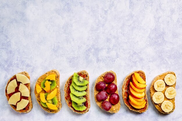 Gesundes Frühstück Toast mit Erdnussbutter, Erdbeermarmelade, Obst