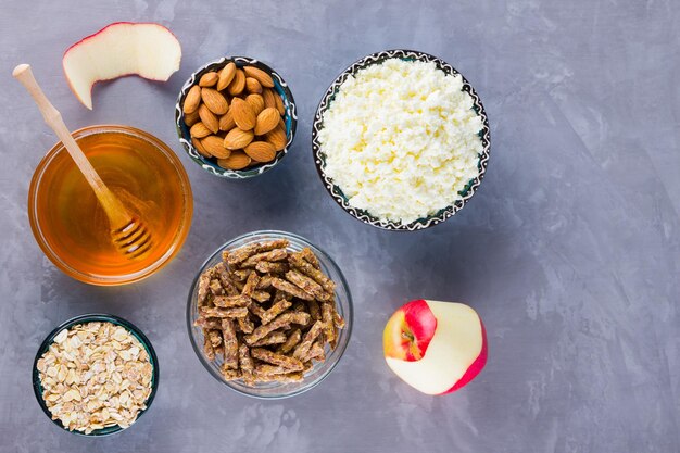 Gesundes Frühstück Zutaten für ein gesundes Frühstück Hafermehl Granola Honig Mandeln