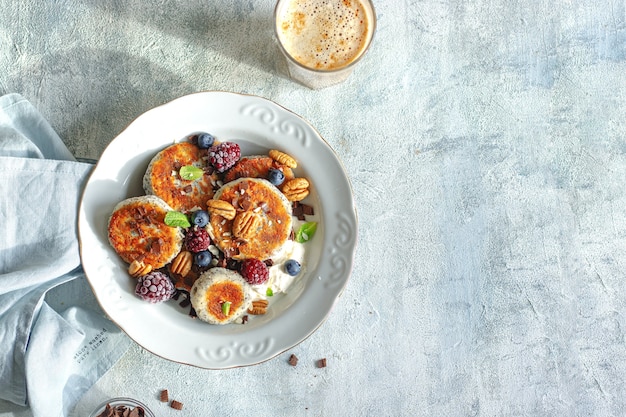 Gesundes Frühstückskonzept. Käsepfannkuchen mit Blaubeere, Brombeere, Schokolade und Minzblättern