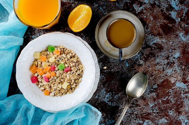 Gesundes Frühstücksset Müsli, Kaffee und Saft