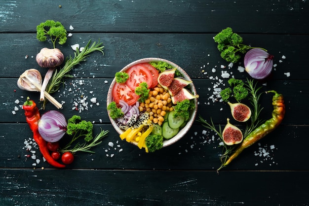 Gesundes Gemüse Buddha Bowl Mittagessen mit Kichererbsen, Feigen, Gurken, Tomaten und Zwiebeln Gerichte Menü Free Copy Space Ansicht von oben