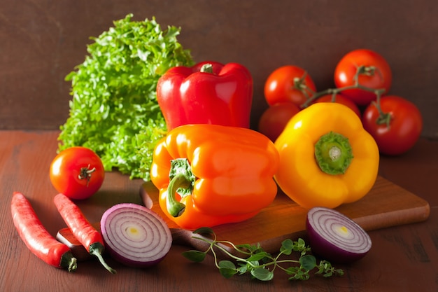 Gesundes Gemüse Pfeffer Tomatensalat Zwiebel auf rustikalem Tisch