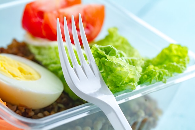 Foto gesundes, gesundes essen in einem plastikbehälter