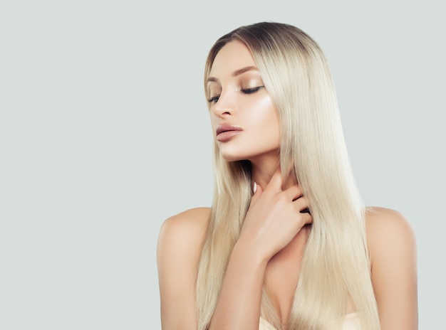 Gesundes Haar Woman Spa Model mit frischer Haut und langem gesundem blondem Haar Gesichtsbehandlung Kosmetologie, Schönheit, Haarpflege und Spa