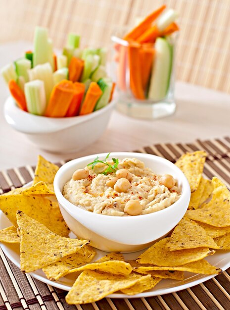 Gesundes hausgemachtes Hummus mit Olivenöl und Pita-Chips