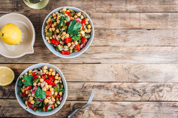 Foto gesundes hausgemachtes kichererbsen- und gemüsesalat