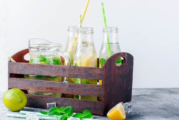 Gesundes hineingegossenes Zitrusfruchtsassiwasser mit Zitrone und Gurke