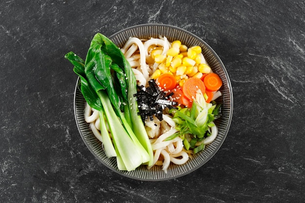 Gesundes japanisches Gericht Vegetarische Udon Yaki Udon Suppe mit Bok Choy Karotten Mais und Frühlingszwiebeln