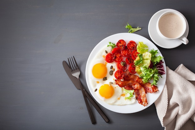 Gesundes Keto-Diät-Frühstück: Ei, Tomaten, Salatblätter und Speck