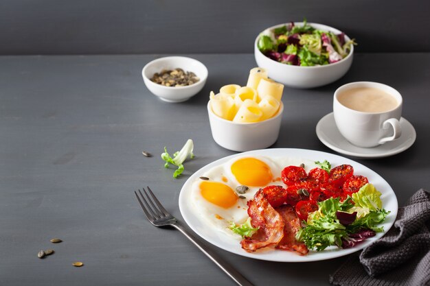 Gesundes Keto-Diät-Frühstück: Ei, Tomaten, Salatblätter und Speck