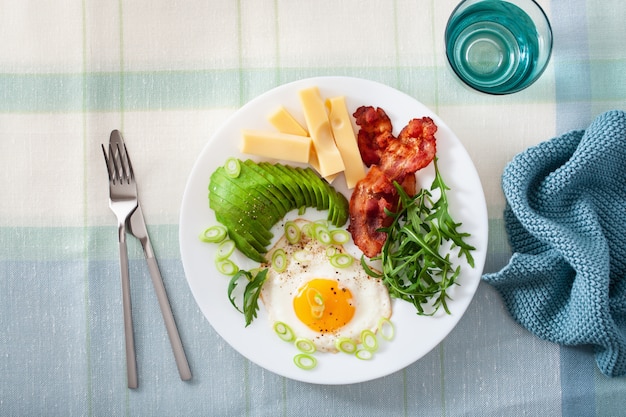 Gesundes Keto-Frühstück: Ei, Avocado, Käse, Speck