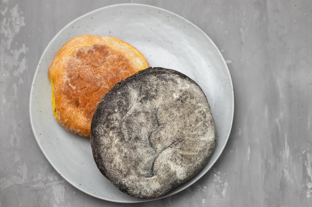 Gesundes kleines Brot mit Johannisbrot und Gewürzen auf Teller