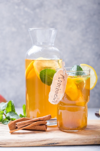 Gesundes Kombucha mit Zitrone und Zimt.