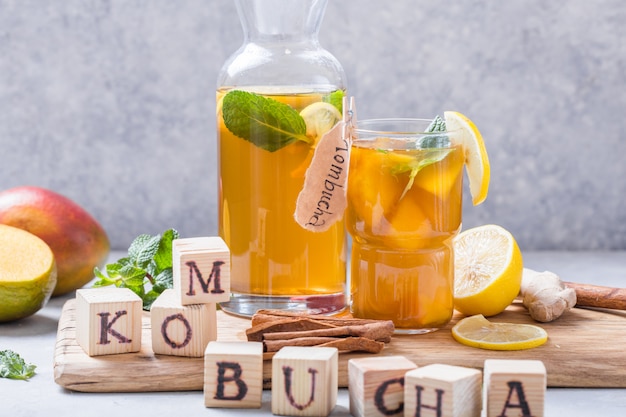 Gesundes Kombucha mit Zitrone und Zimt.