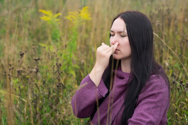 Gesundes Leben Übungskonzept Kaukasische Frau, die im Freien Pranayama-Yoga-Atemkontrolle praktiziert