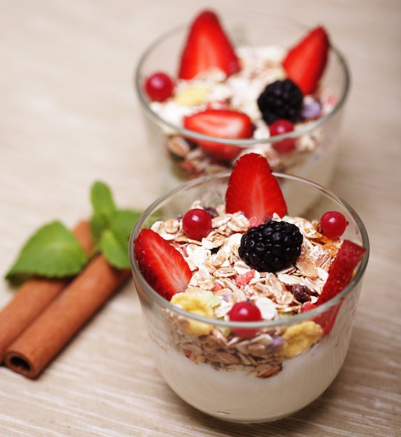 Gesundes Lebensmittelgranola mit Joghurt