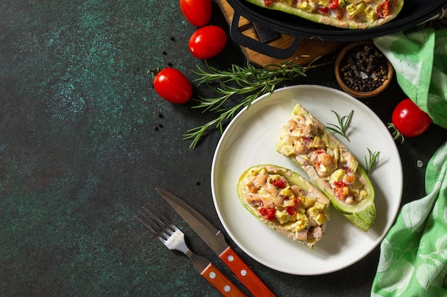 Gesundes Lebensmittelkonzept Gebackene Zucchini mit Fleisch und Tomaten auf einem Steintisch Draufsicht Textfreiraum