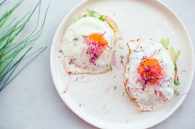 Gesundes Lebensmittelkonzept. Leckeres Sandwich mit Avocado und Spiegeleiern