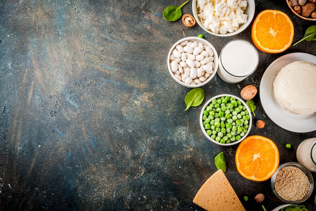 Gesundes Lebensmittelkonzept. Satz Lebensmittel reich an Kalzium - dunkelblauer Hintergrund der Molkerei und der Ca-Produkte des strengen Vegetariers